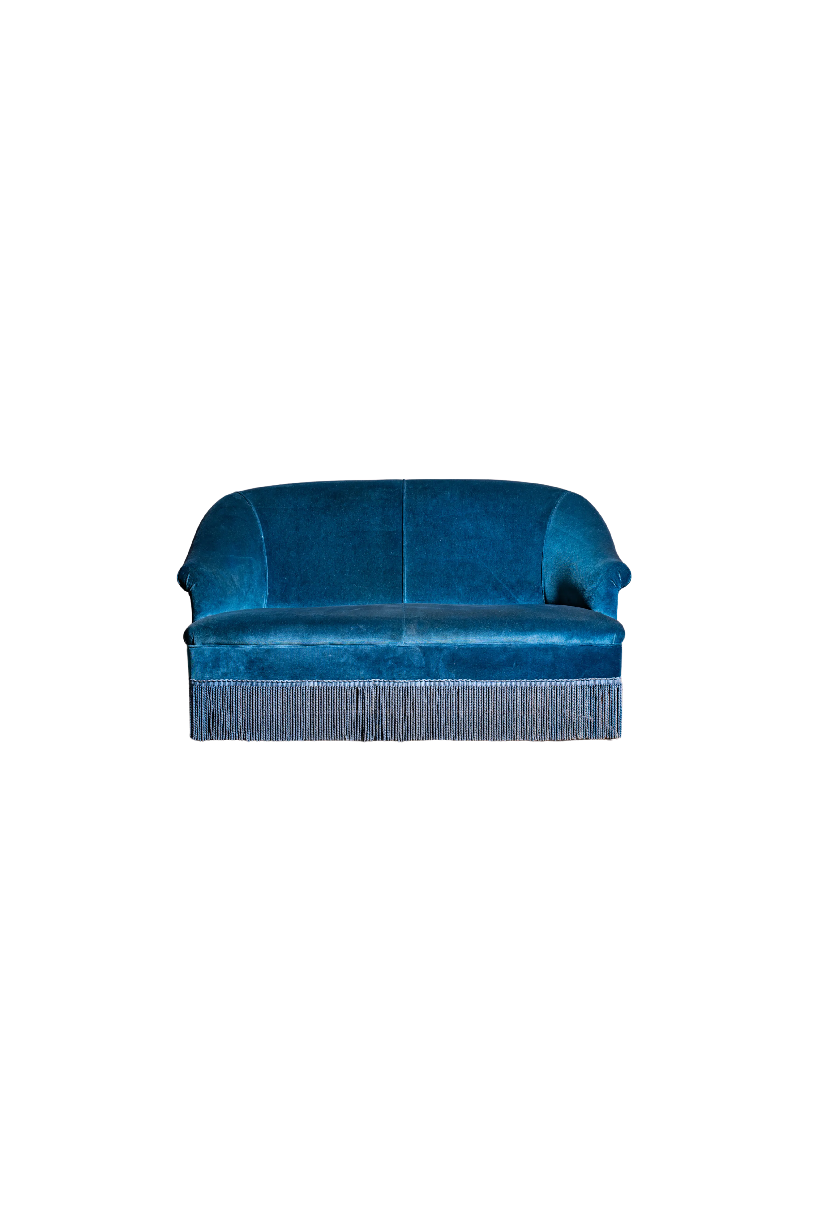 LO SFRANGIATO - Divano in velluto blu sfrangiato.