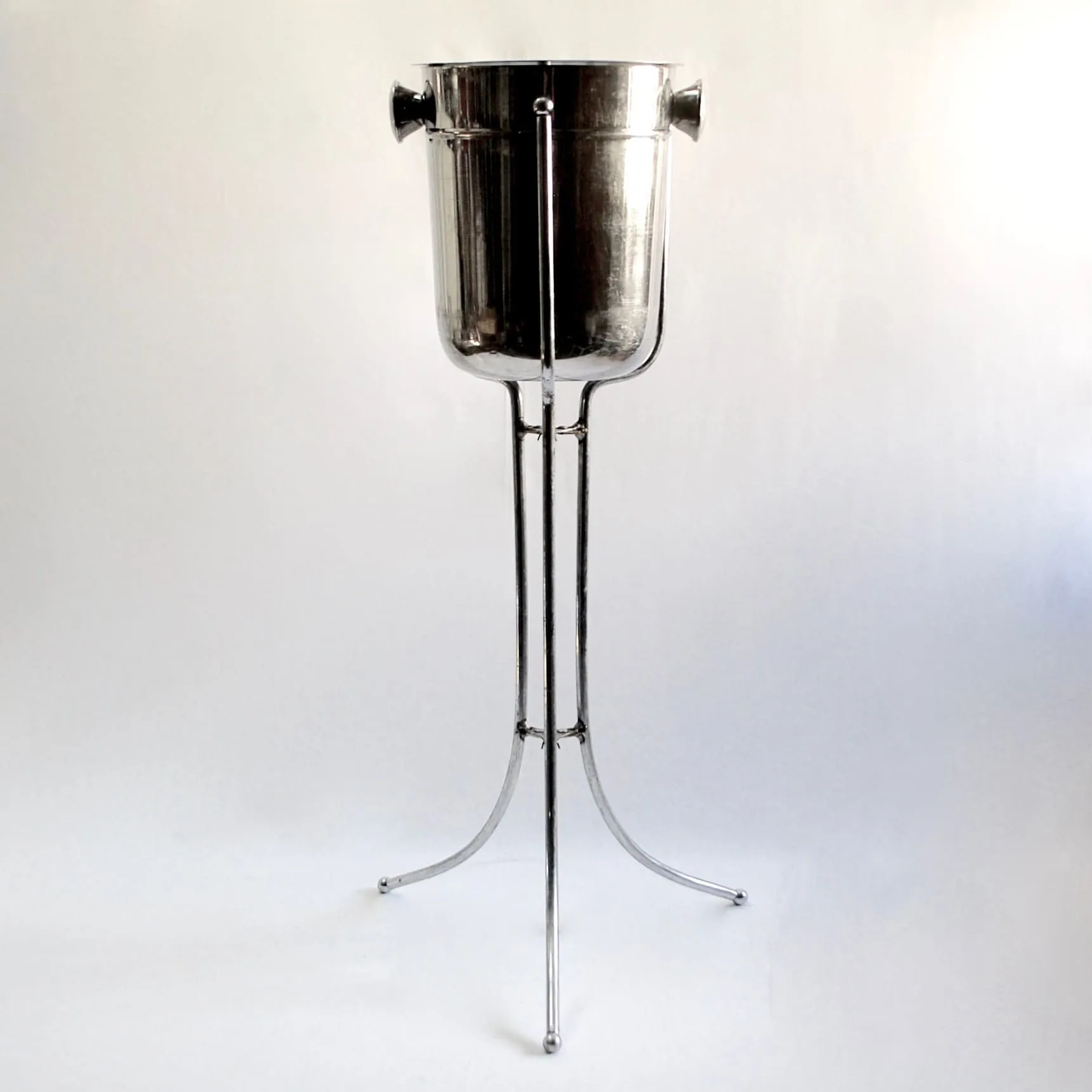 ICE BUCKET ON STAND