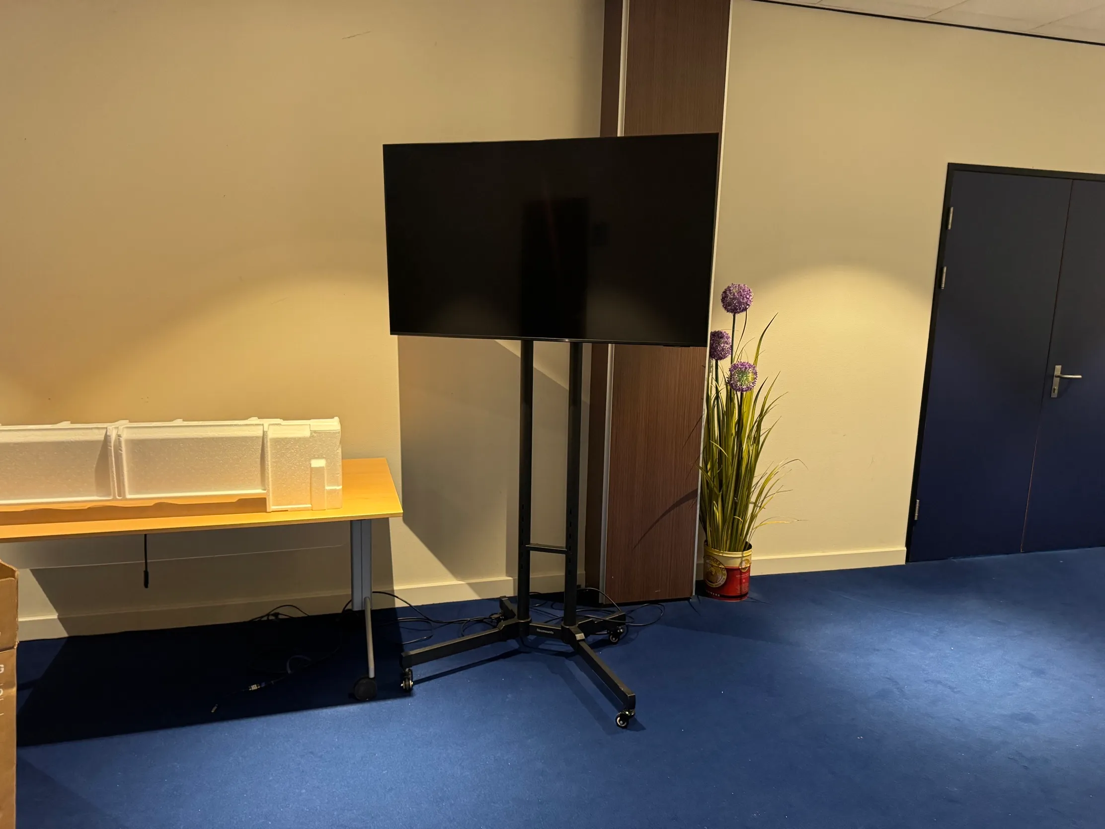 55 inch tv scherm op standaard huren