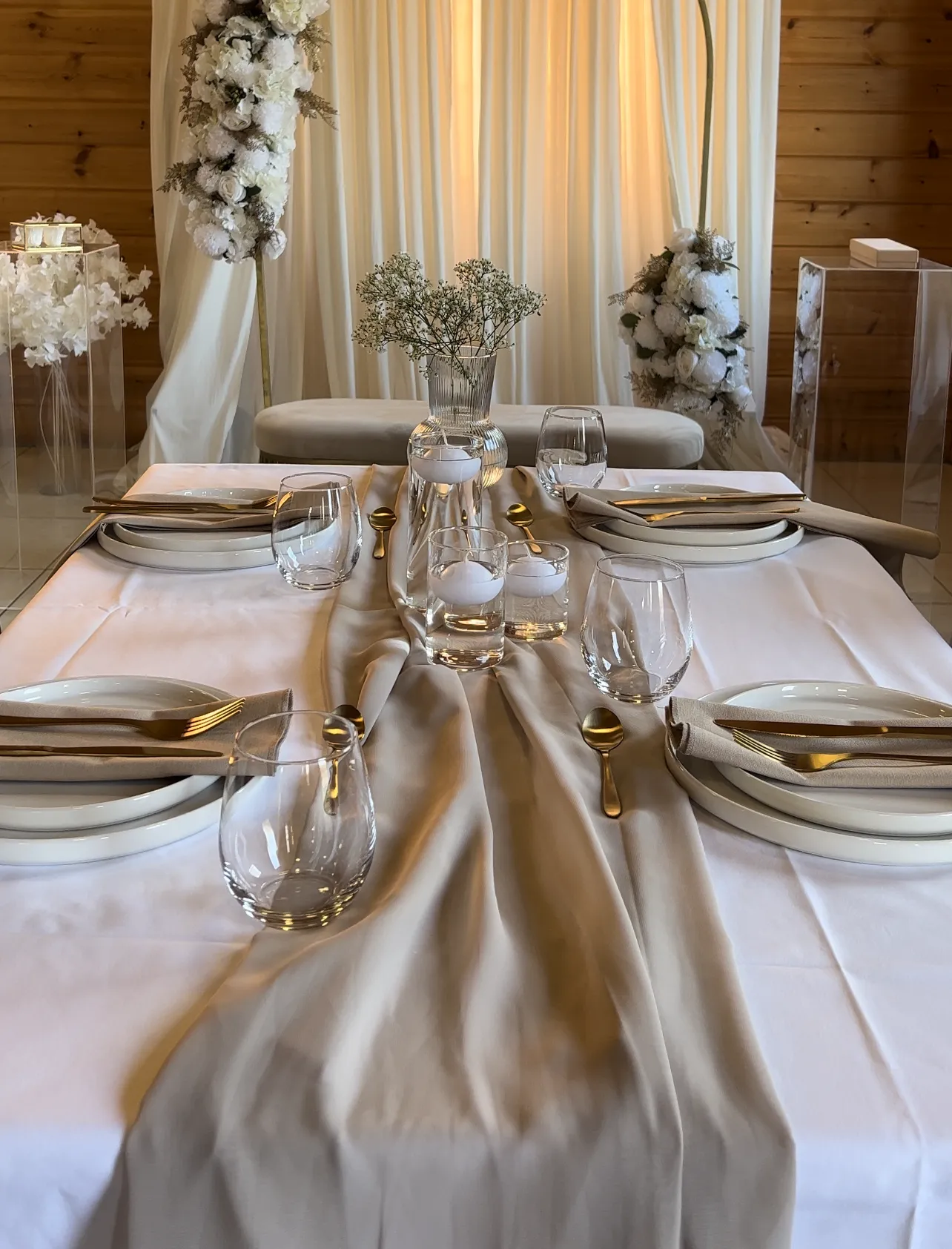 Tablesetting Nude