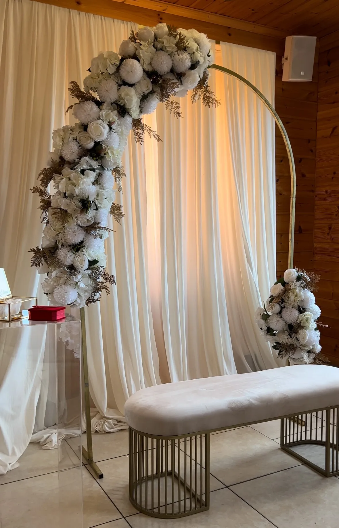 Backdrop simple & intimate