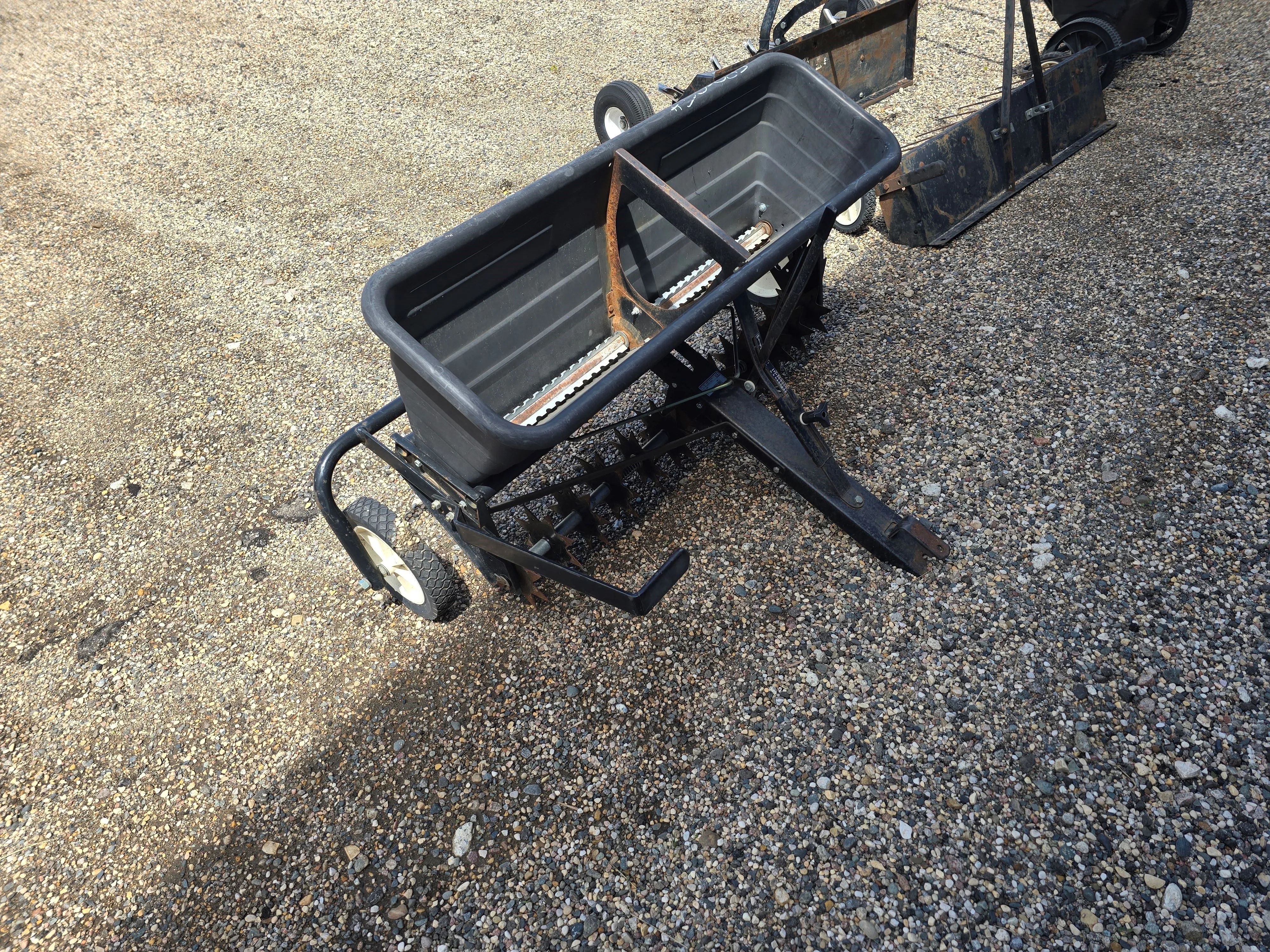 Seeder with Spikes 50-085