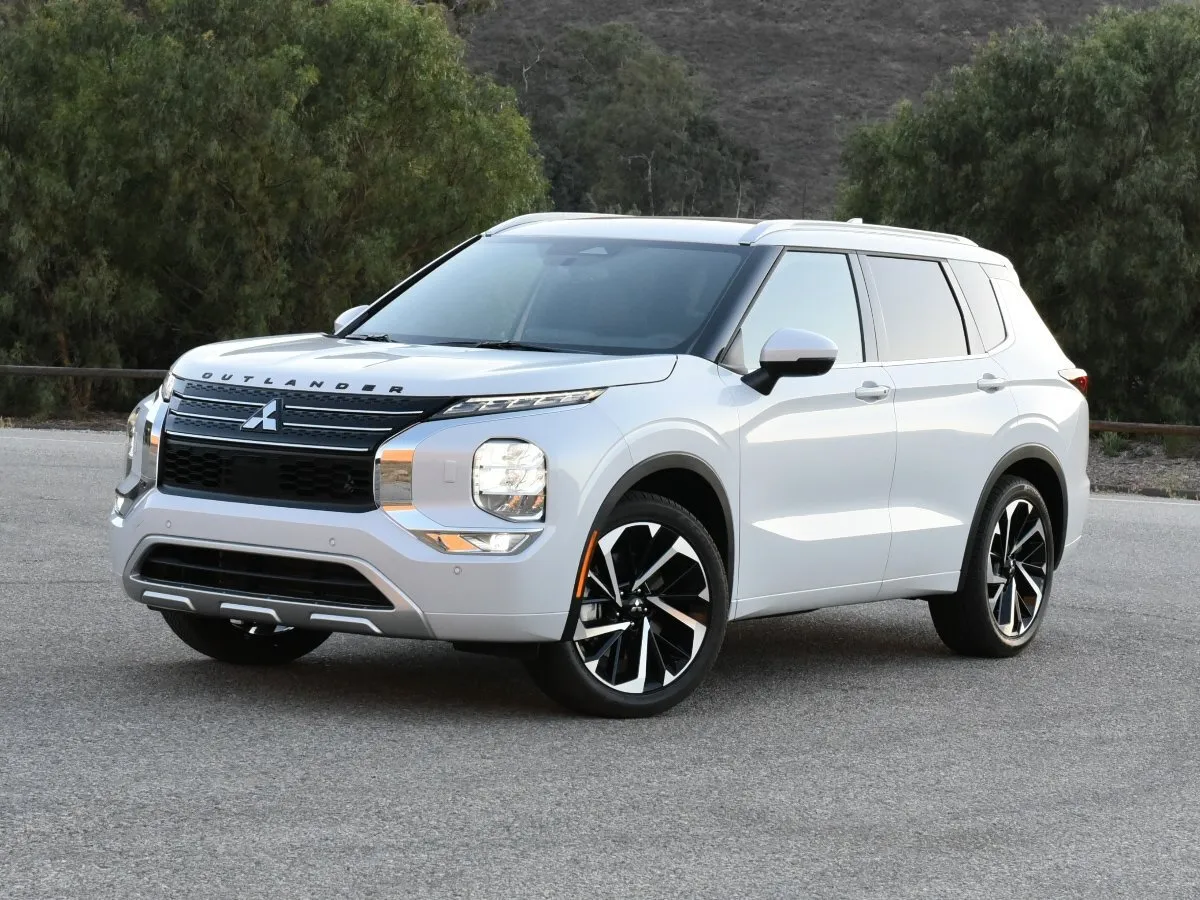 Mitsubishi Outlander White Diamond SE 2024