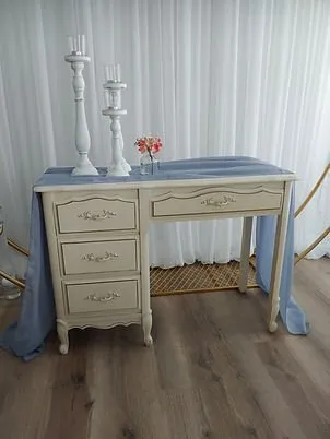 Louise Table
