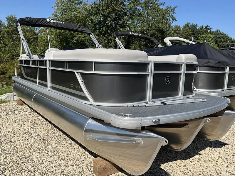 22' Godfrey Tritoon