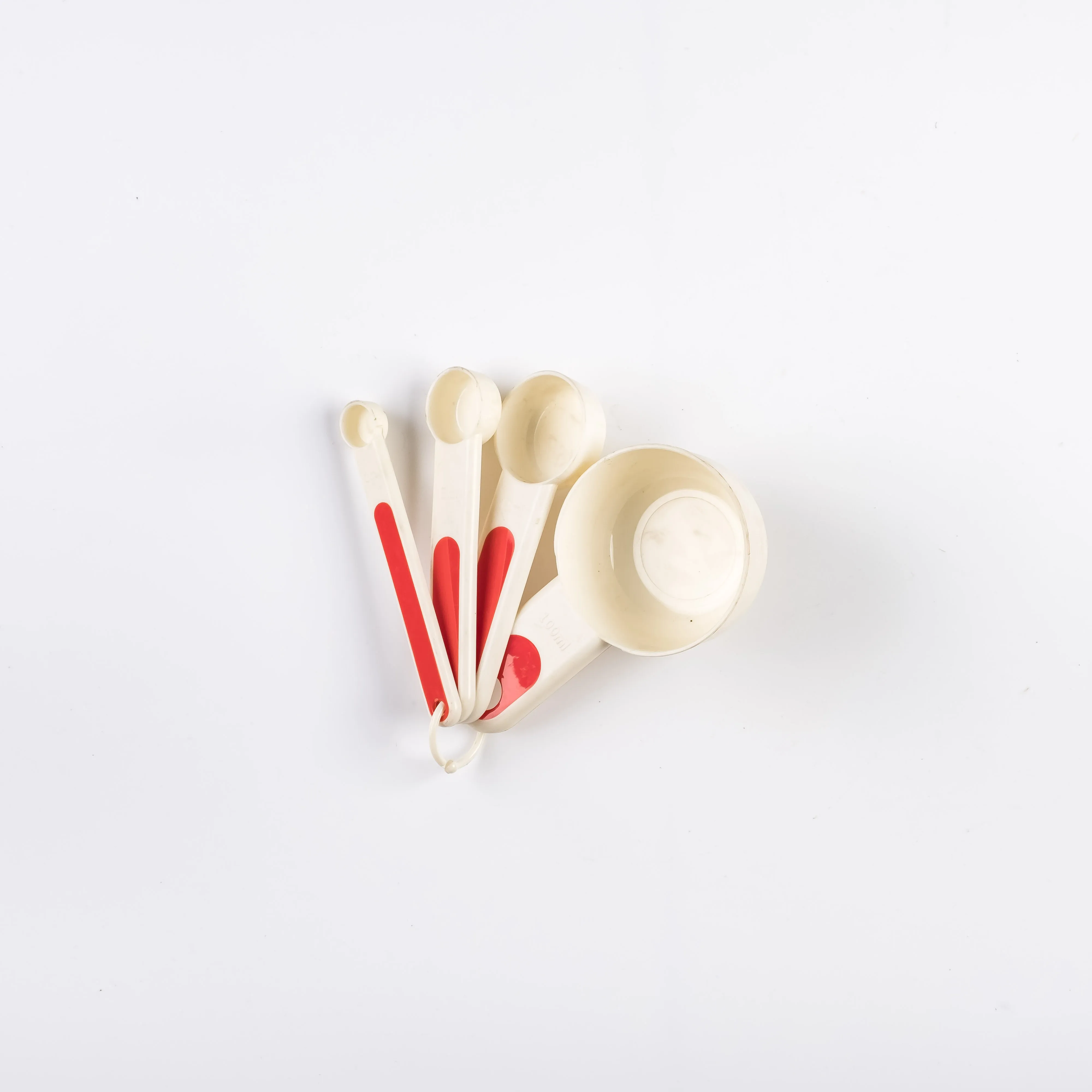 UT21-0115 - Red White Plastic Measuring cups