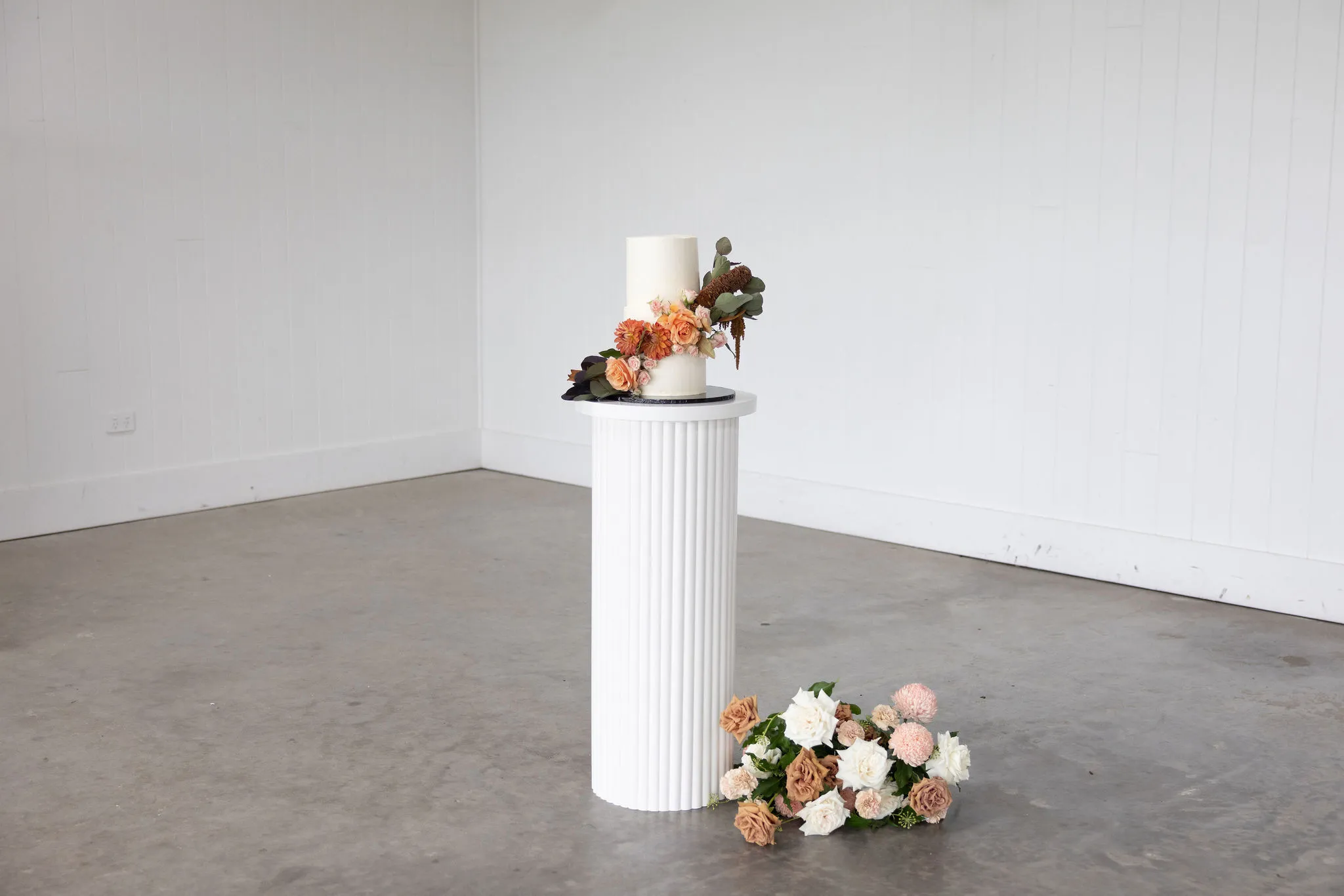 Wooden cake plinth