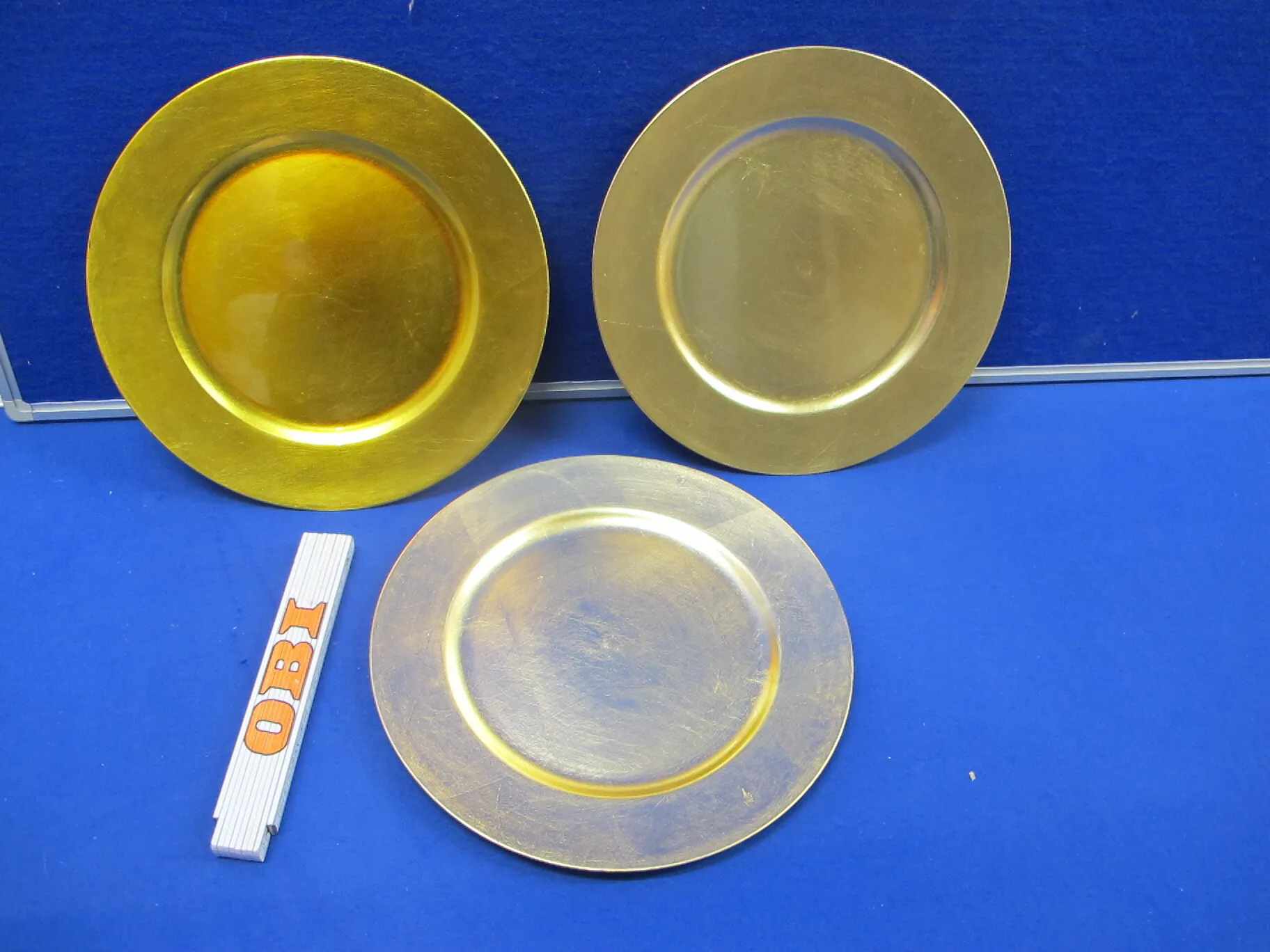 Teller golden und silbern