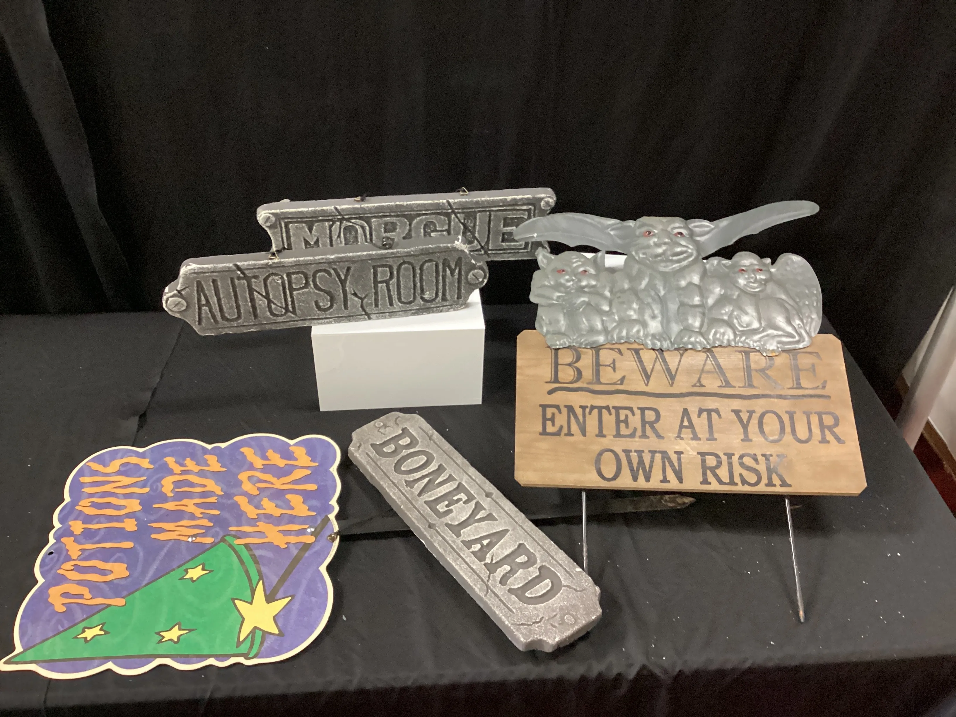 Halloween word signs 