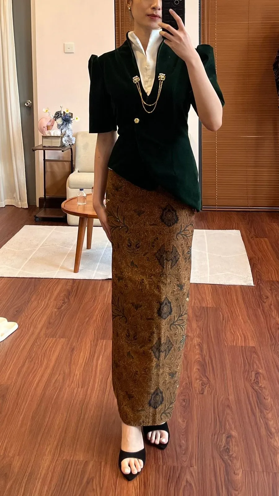 RD-0321 - Xaverana - Kebaya Velvet in Green