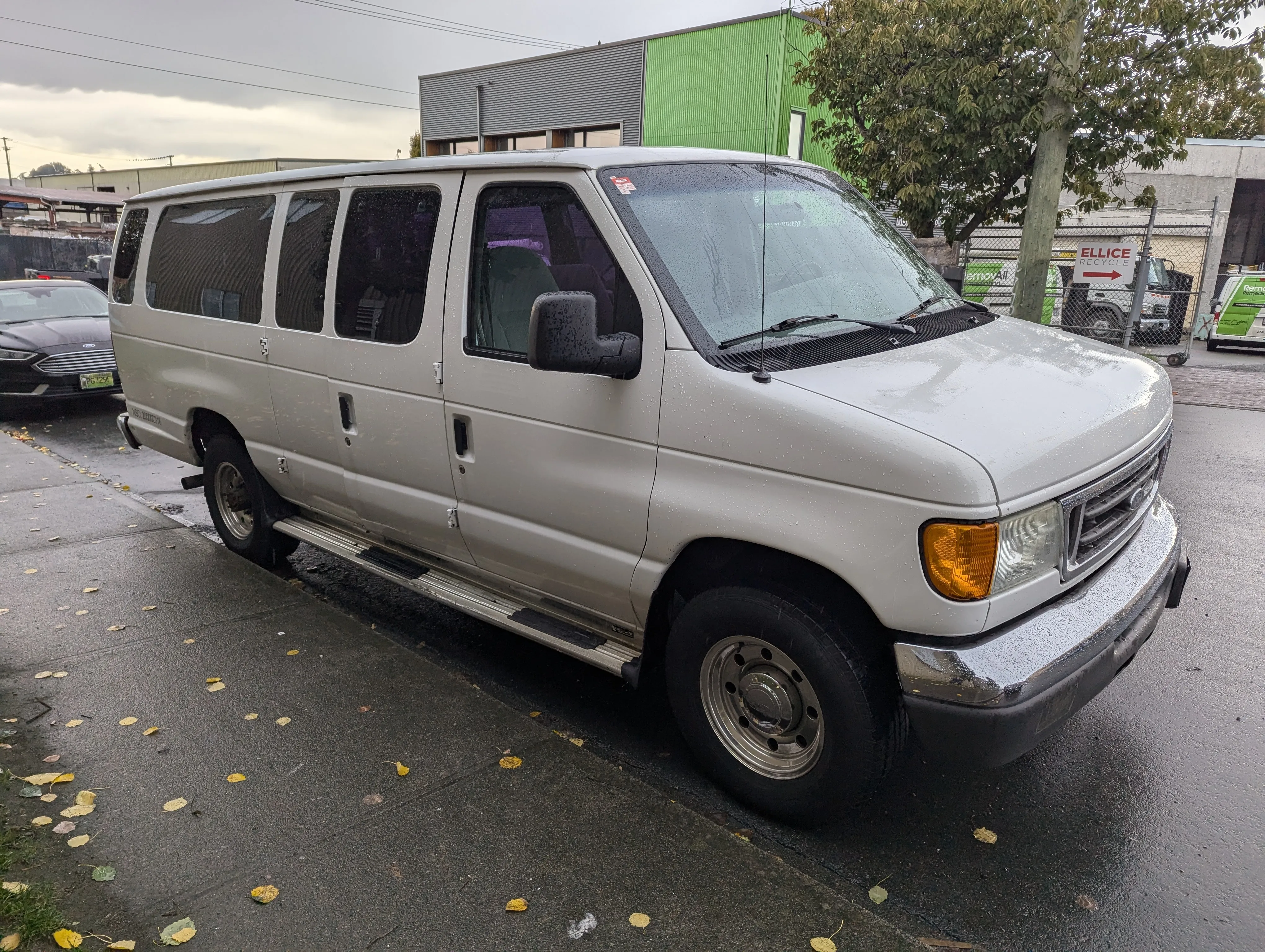 12 Passenger Van 2006 Ford XLT