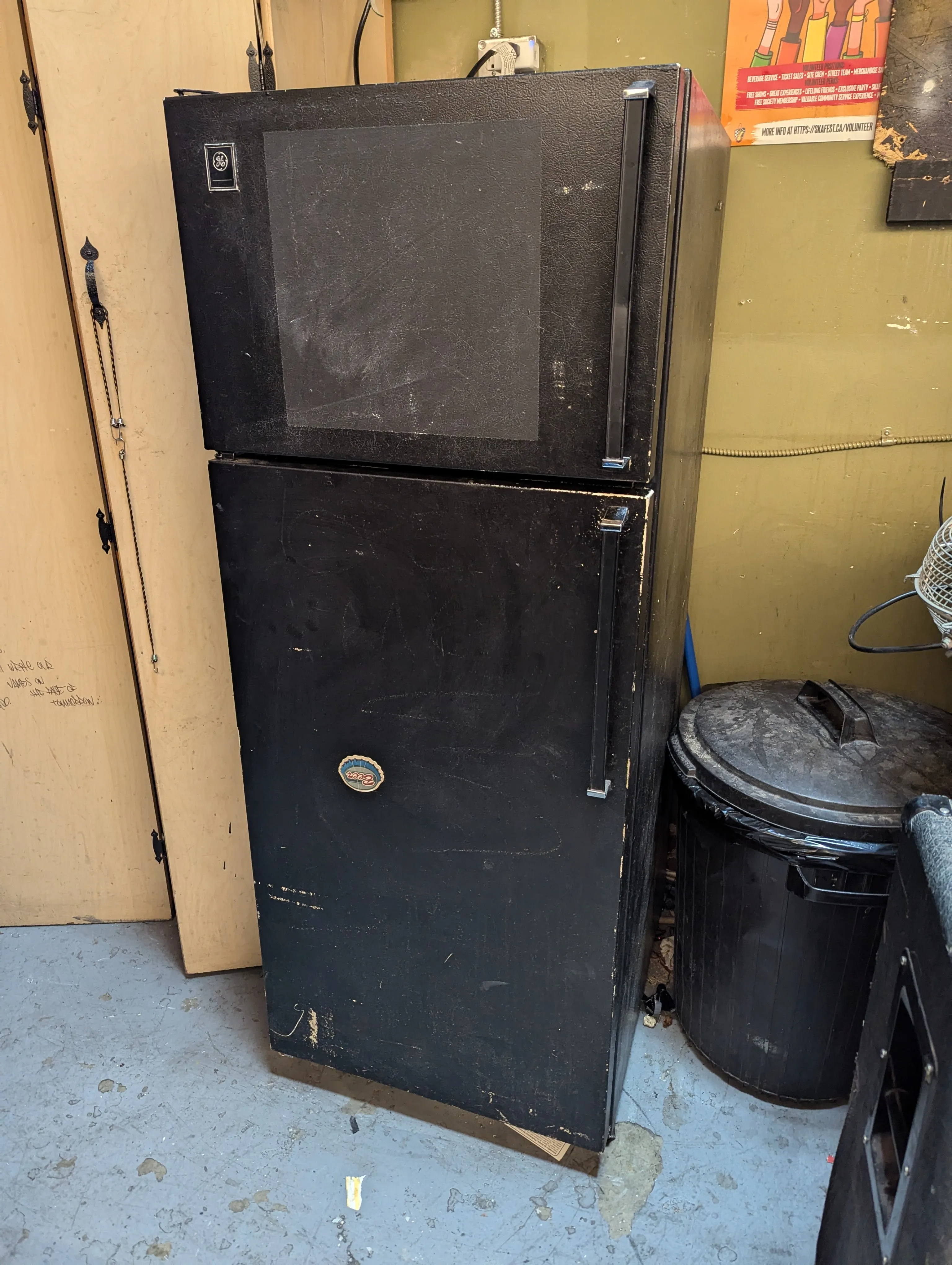 Refrigerator apartment size with freezer