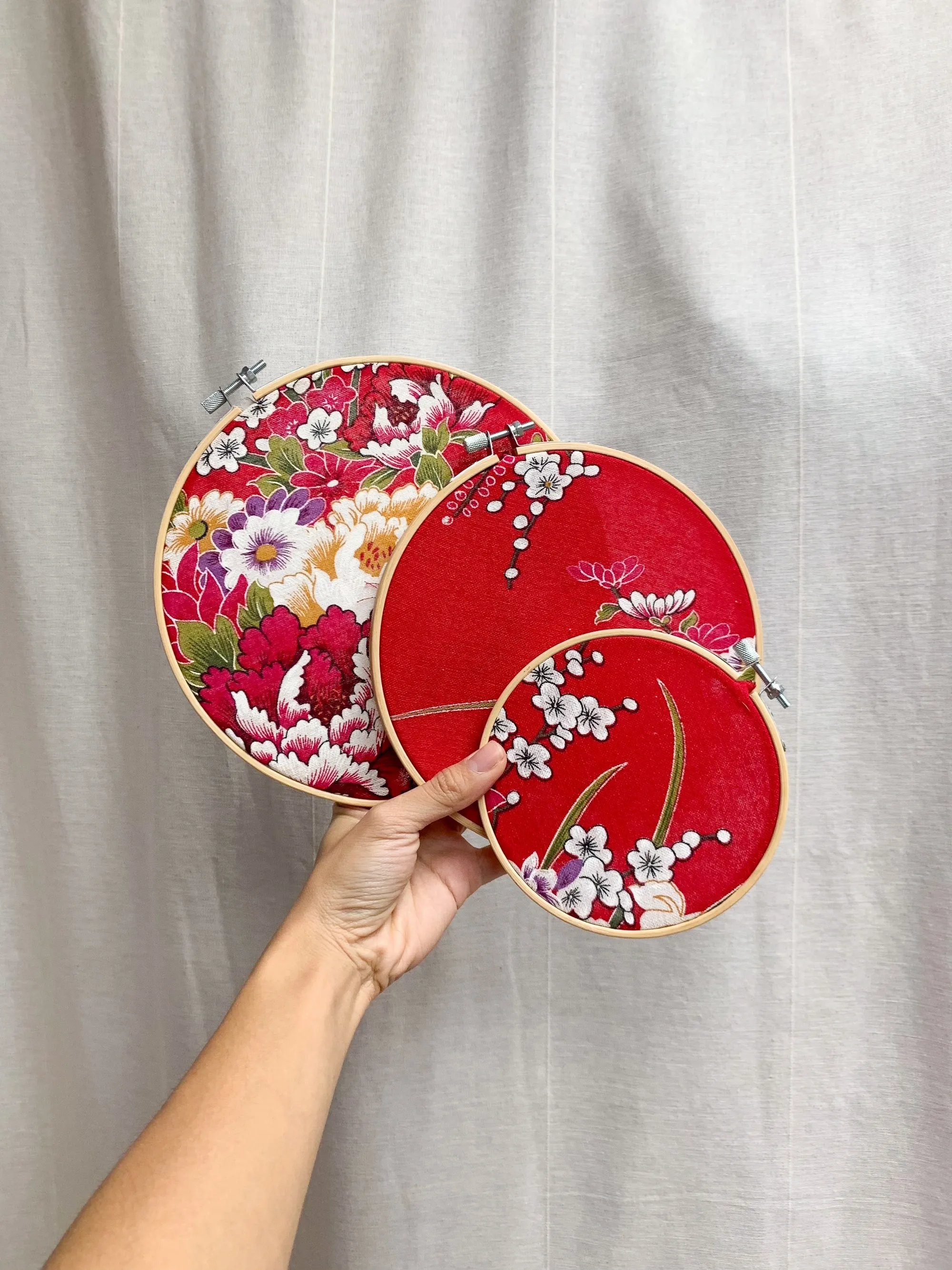紅色刺繡圈裝飾