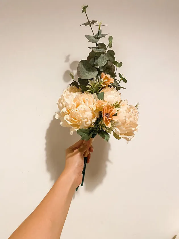 姊妹手捧絲花束 04