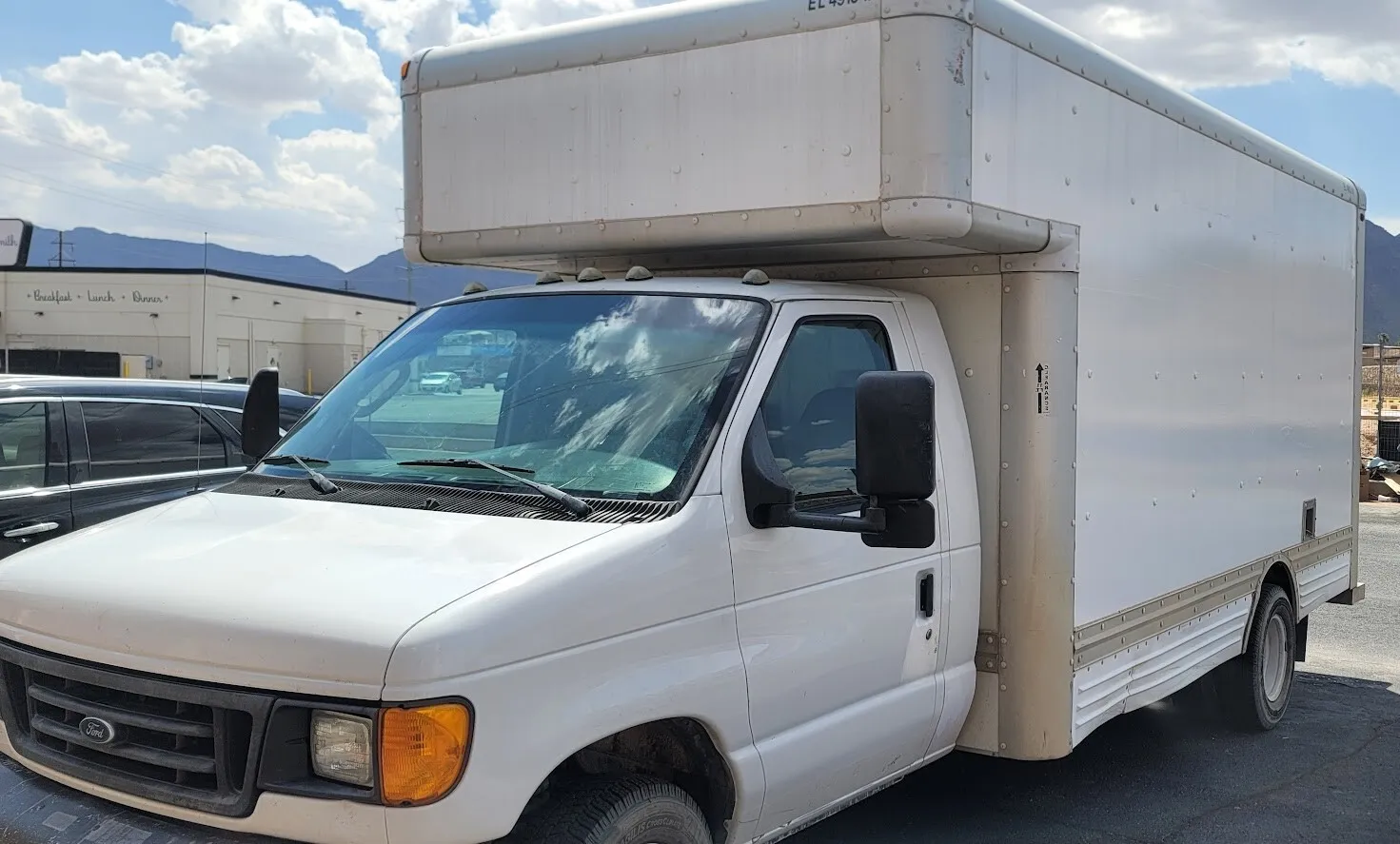 17' Box Truck w/ Ramp 