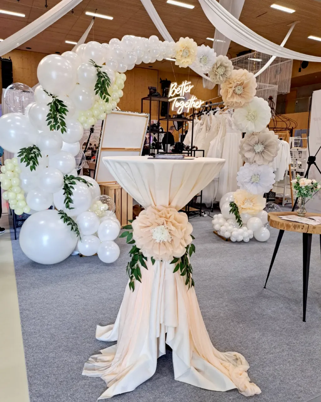 Arche de ballons et fleurs en papier pour un mariage