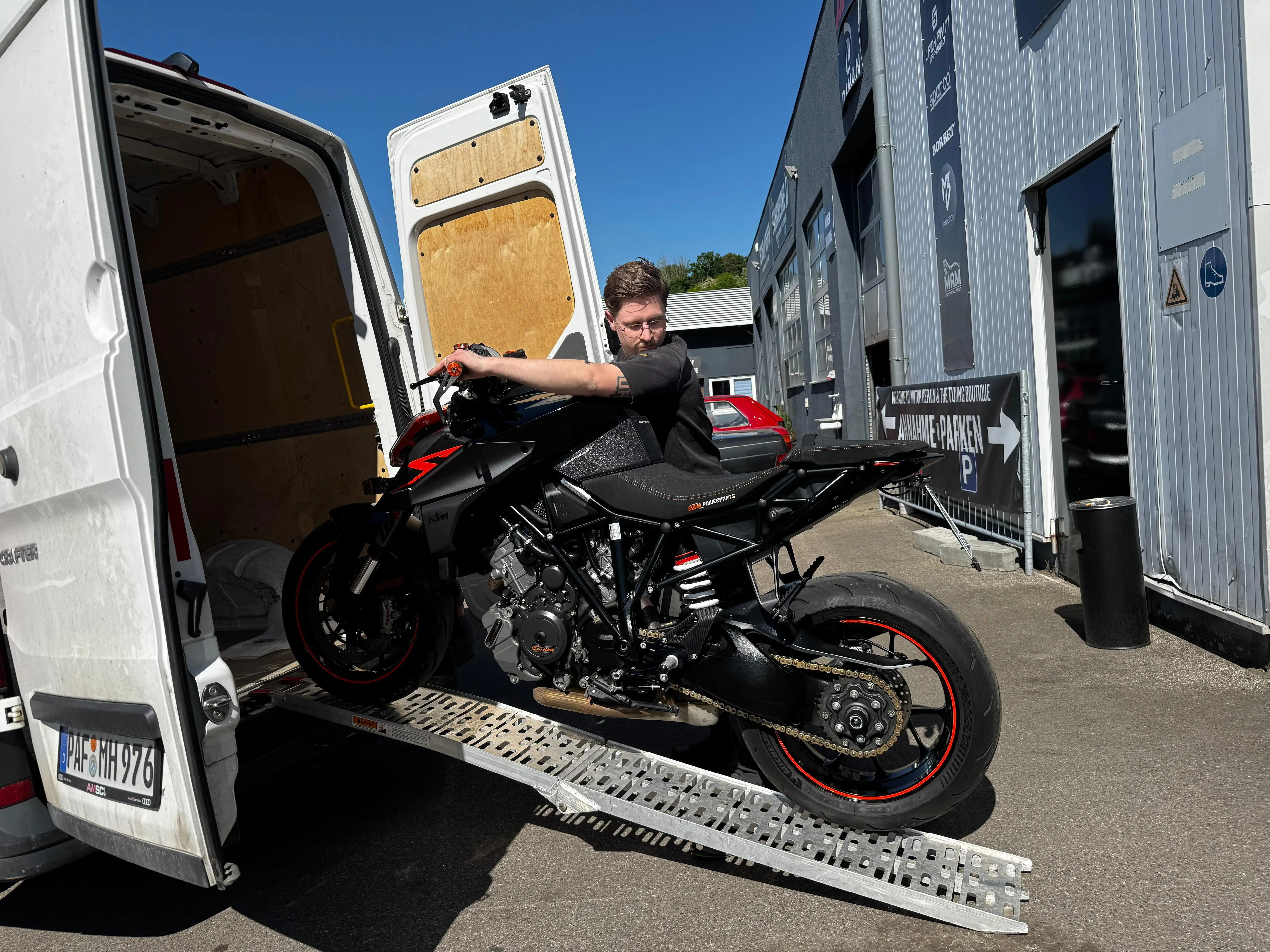 Motorradtransporter auch Quad + Rasenmäher je Tag 200 km frei + 500km Paket