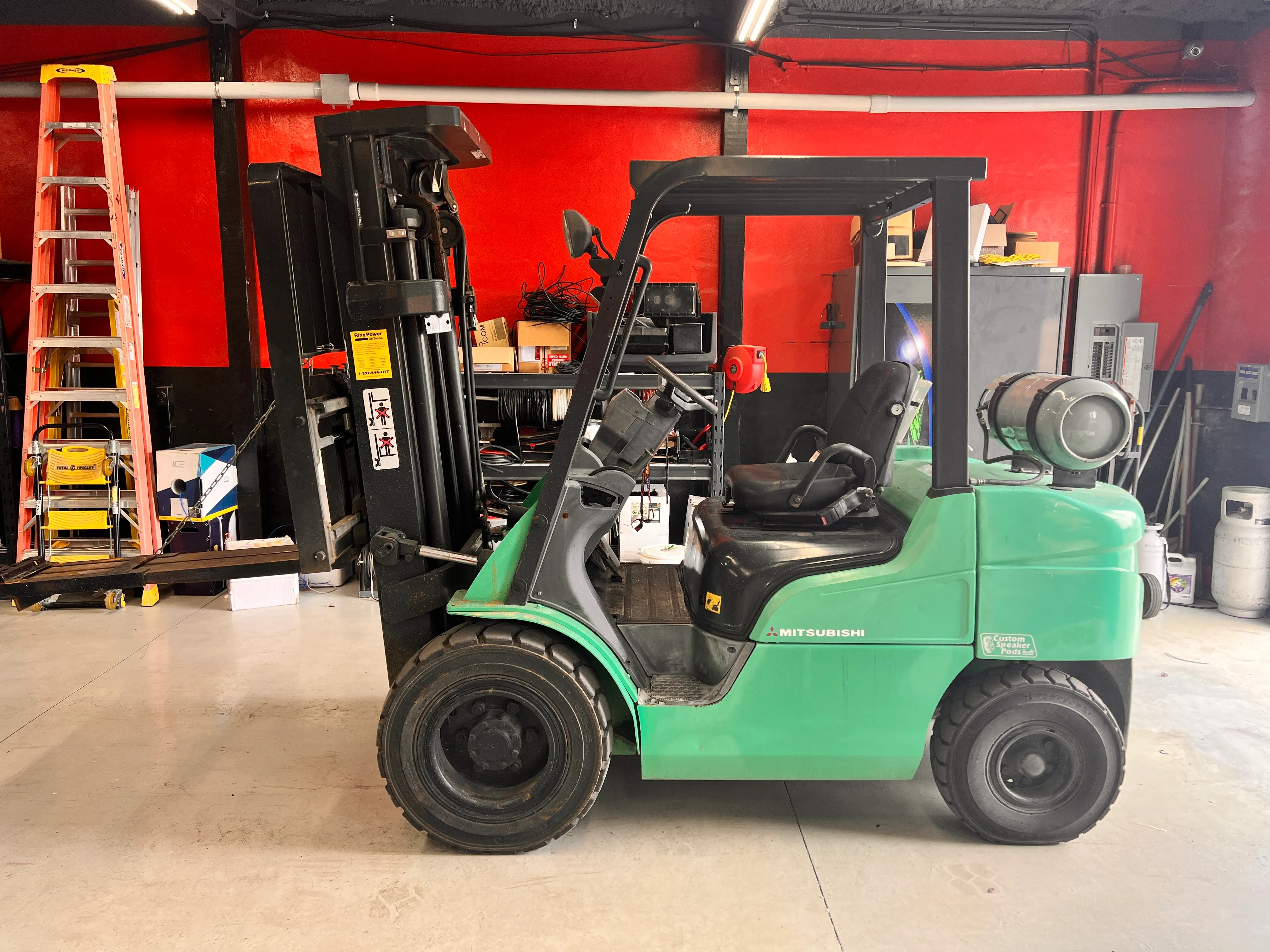 Forklift w/pneumatic tires 