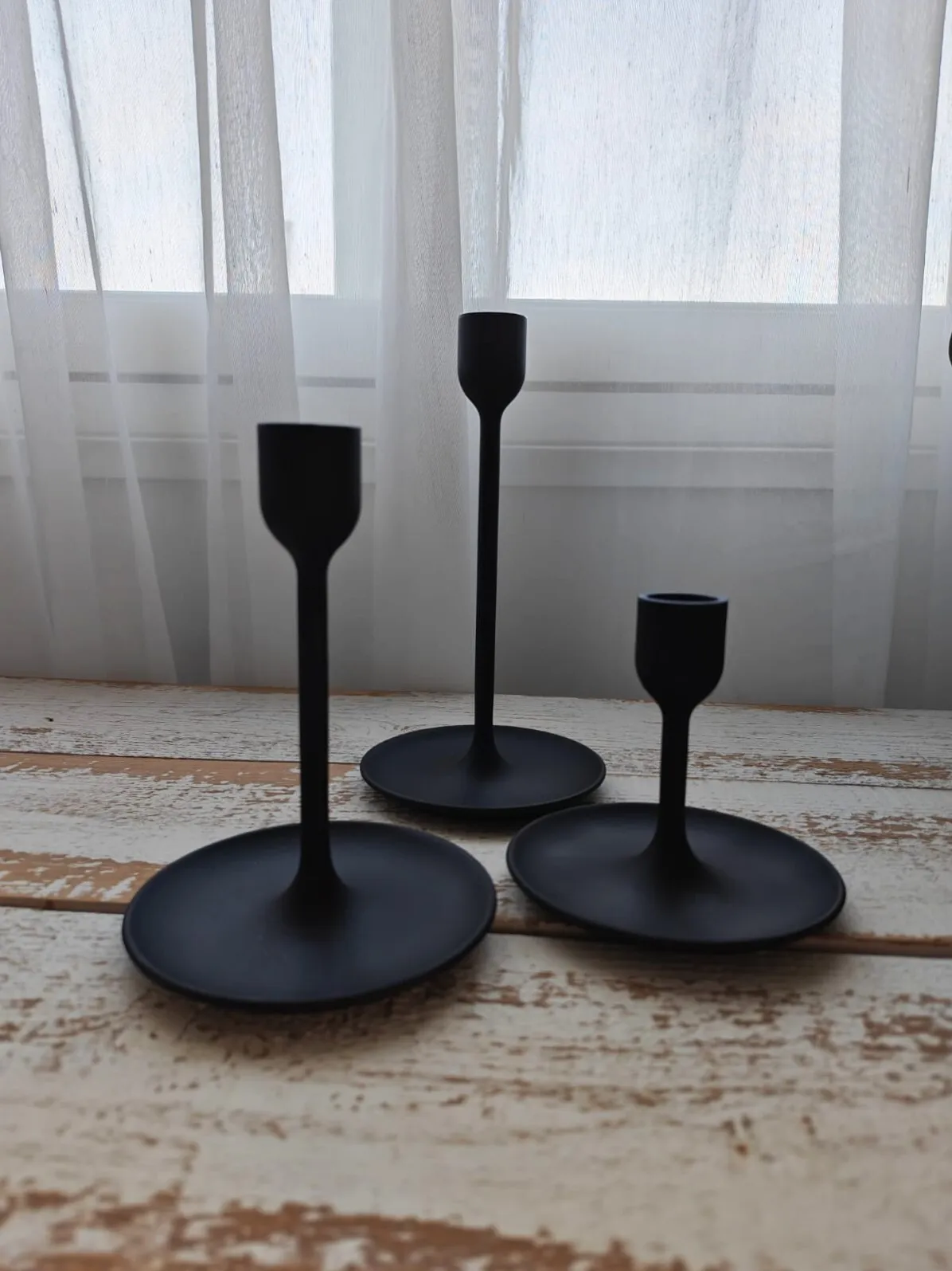 Mustat kynttilänjalat