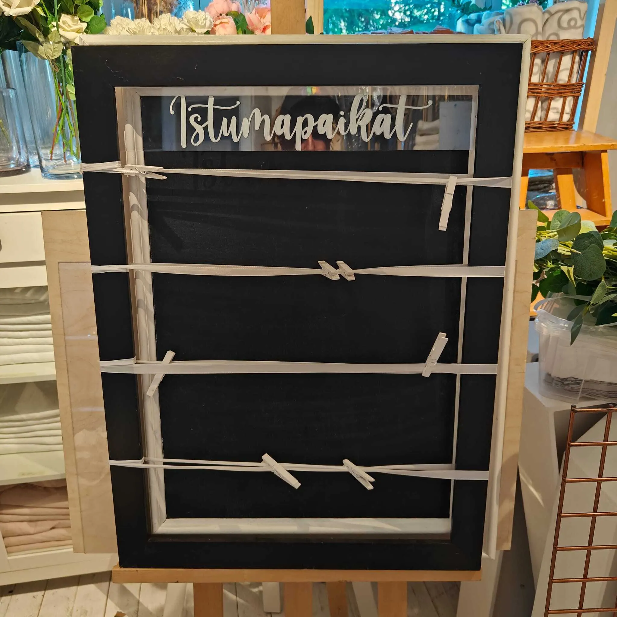 Istumapaikkataulu 58x78cm, musta kehys