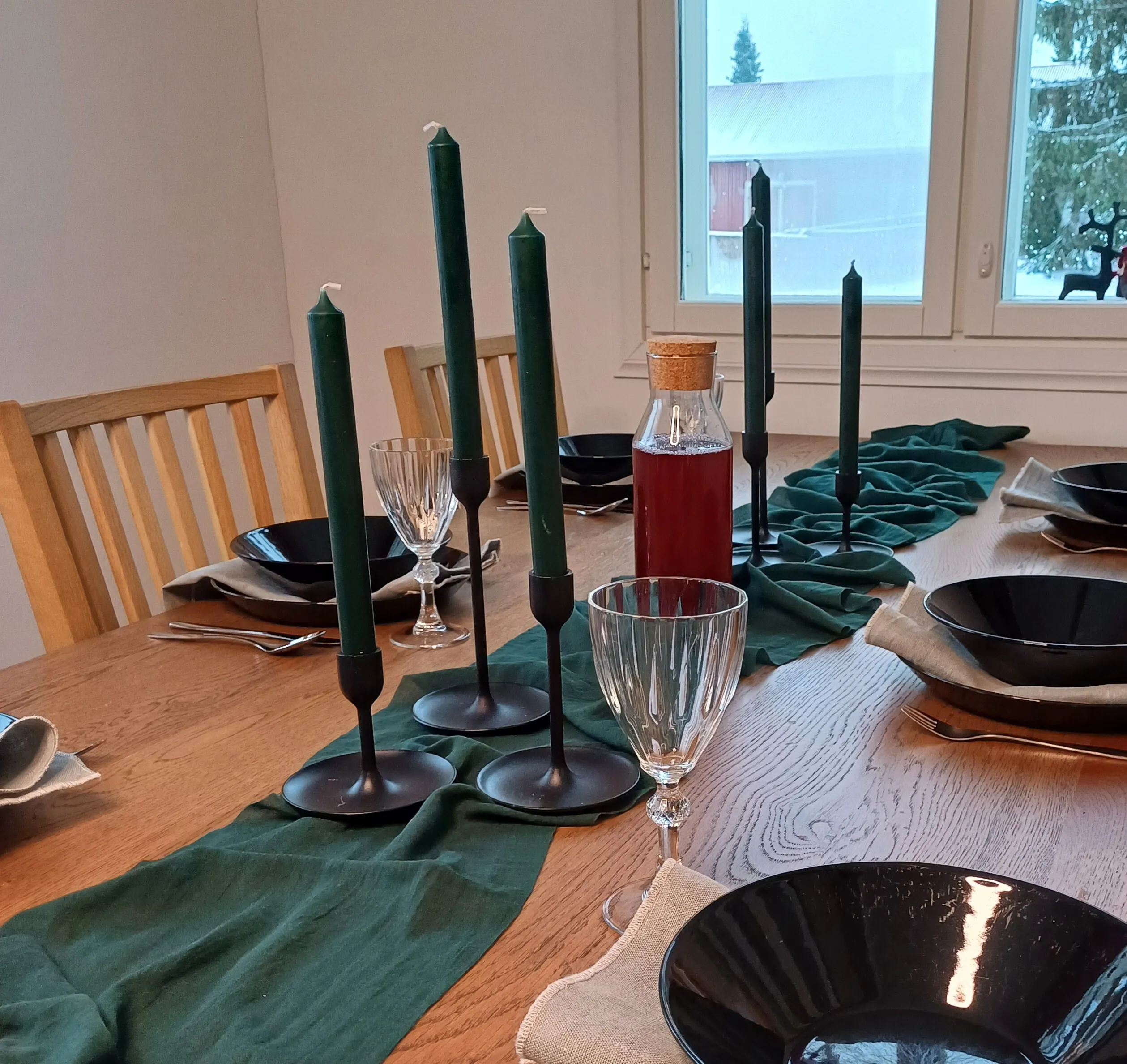 Mustat kynttilänjalat