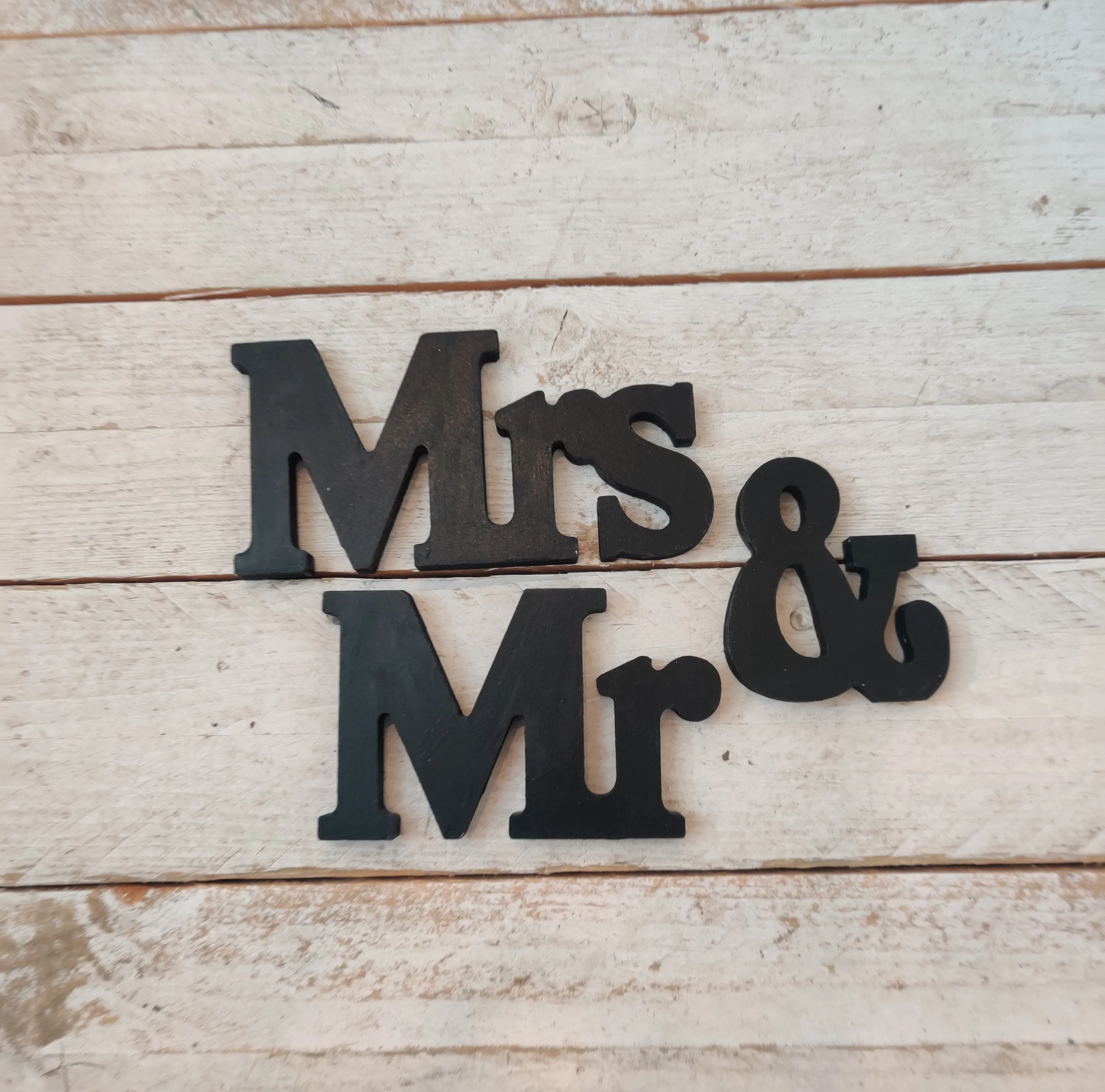 MR & MRS, musta