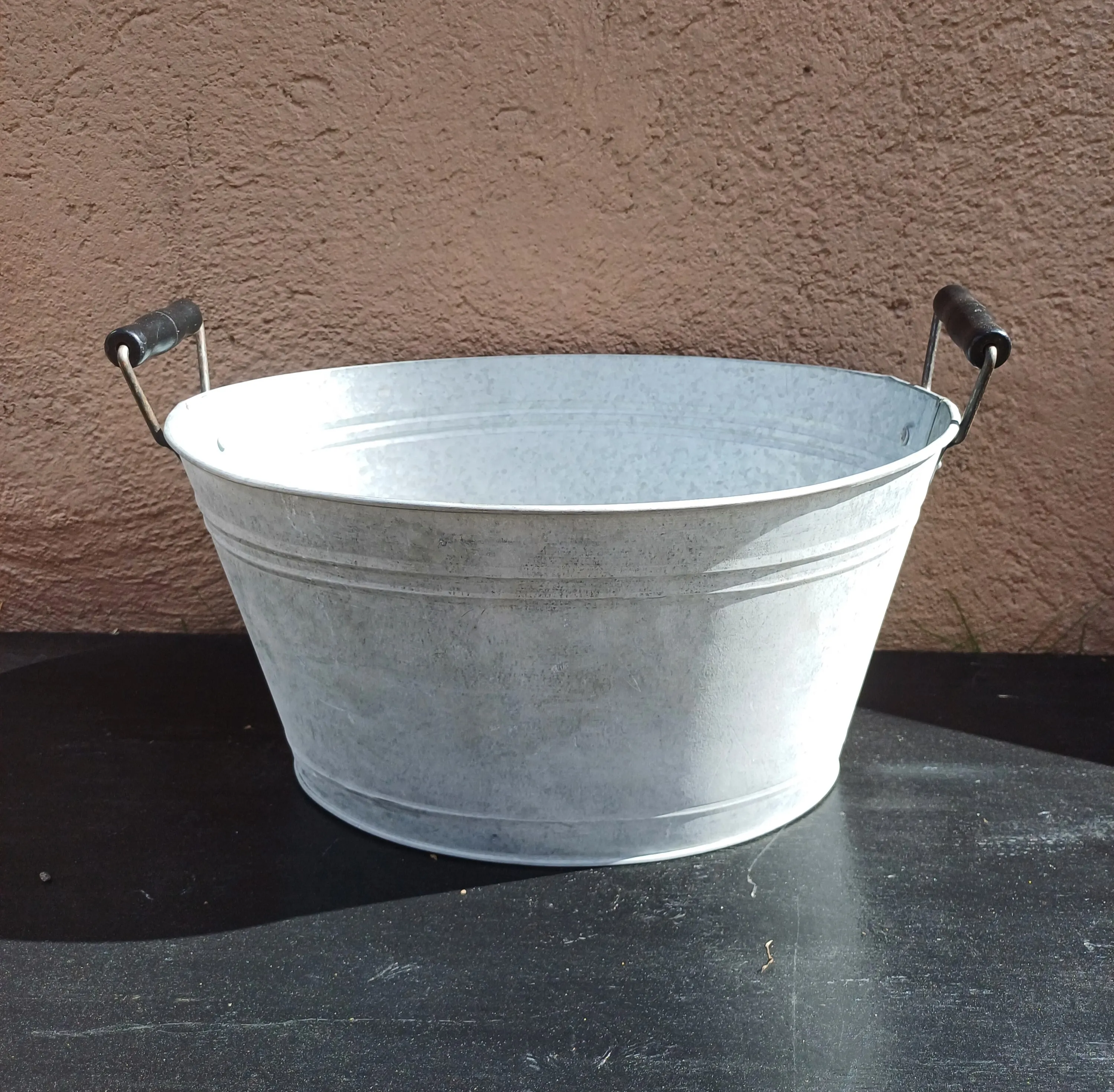 Sinkkiastia 8l, mustat kahvat