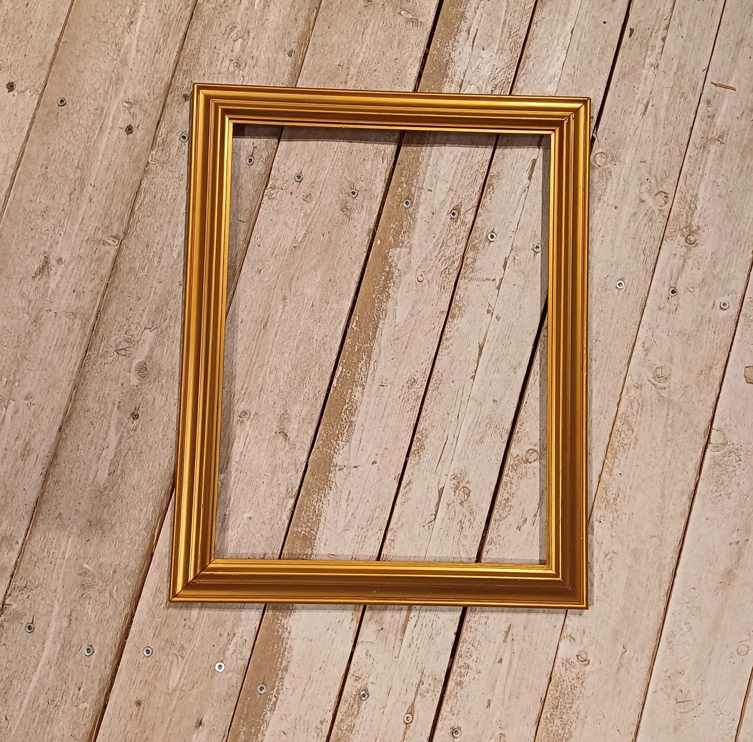 Kultainen kehys 42x54cm