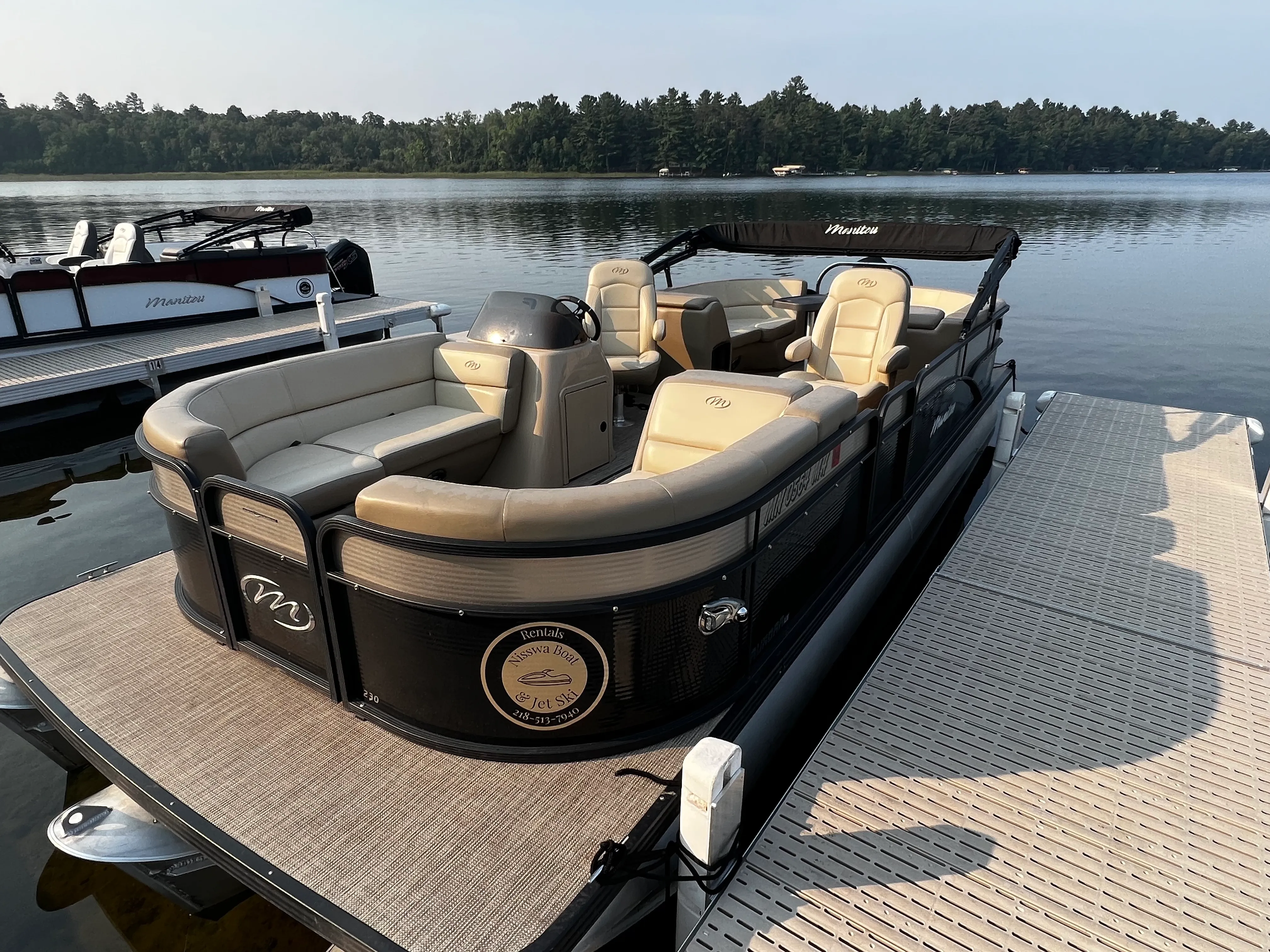 Tritoon Manitou 150hp, Seats 12