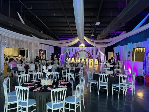 Holds up to 400 guest