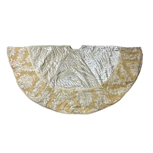 674 - Tree Skirt - 52